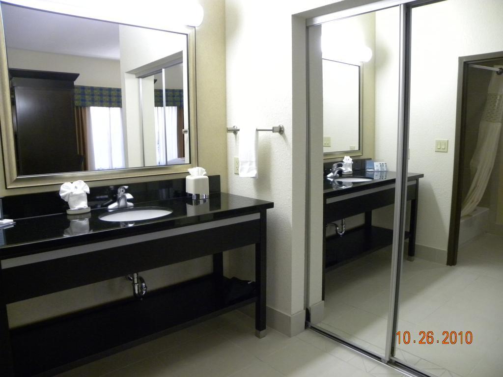 Hampton Inn & Suites Dallas I-30 Cockrell Hill, Tx Extérieur photo